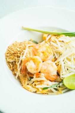 Fried Noodle ile karides üstüne