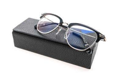 plastik gözlük giymek