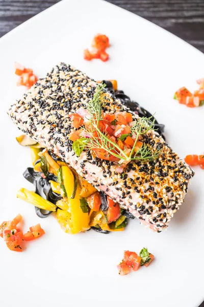 Bife de atum grelhado com macarrão e legumes — Fotografia de Stock