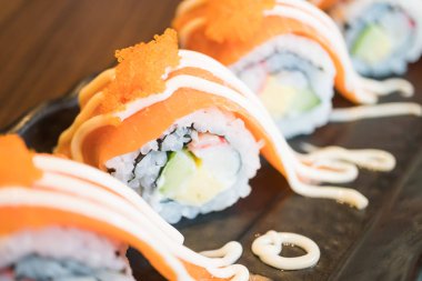 Somon suşi roll