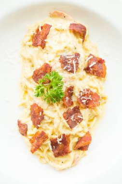 Spagetti Carbonara krem gevrek domuz pastırması ve parmesan peyniri ile 