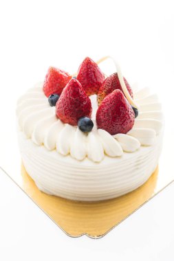 Vanilya kremalı pasta üstüne çilek ile