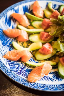 Avokado salata somon