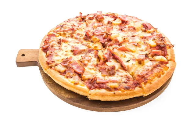 Pizza hawaiana en plato de madera — Foto de Stock
