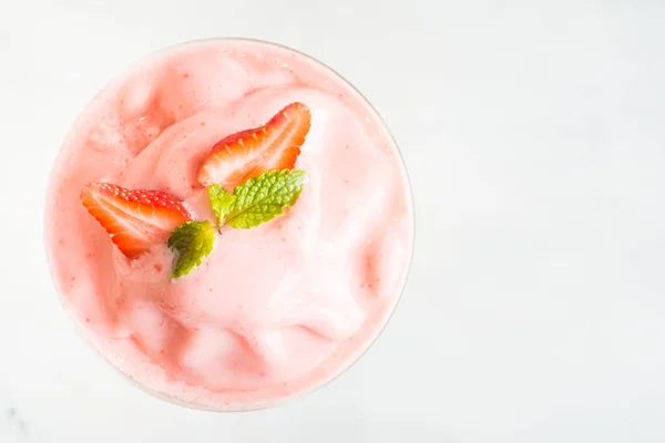 Strawberry smoothies glas — Stockfoto