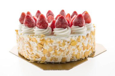 Vanilyalı dondurma kek üstünde tepe çilek ile