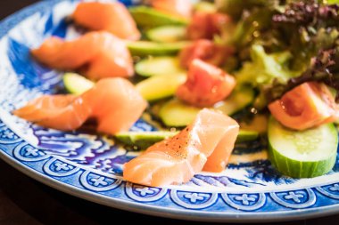 Avokado salata somon