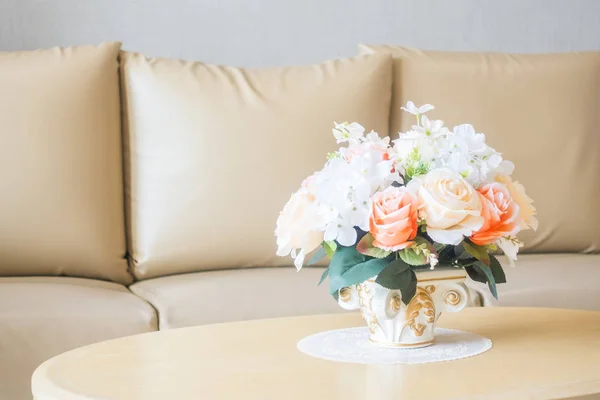 Bloemenvaas op tafel decoratie in woonkamer interieur — Stockfoto