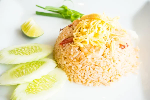 Fried rice with shrimp and egg on top — Stock Photo, Image