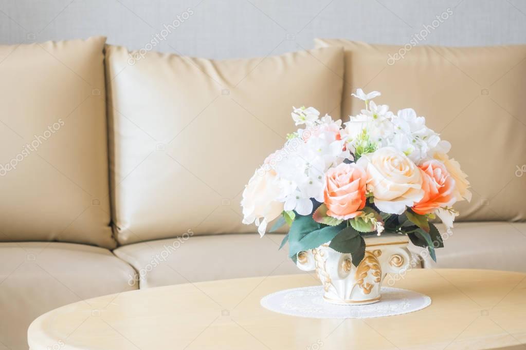 Blumen-Vase am Tisch-Dekoration im Wohnzimmer Bereich Interieur ... Blumen-Vase am Tisch-Dekoration im Wohnzimmer Bereich Interieur ...