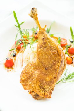 Fried bacak ördek patates salatası ile