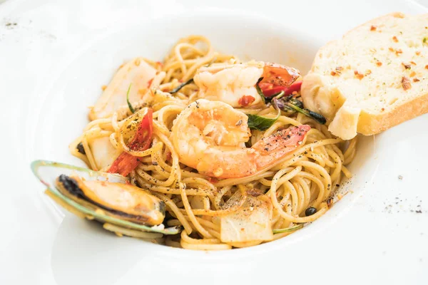 Spaghetti fruits de mer en assiette blanche — Photo