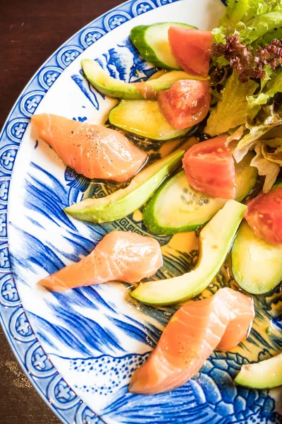Salada de abacate de salmão — Fotografia de Stock