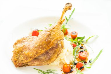 Fried bacak ördek patates salatası ile