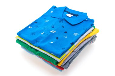 T gömlek ve Polo yığını