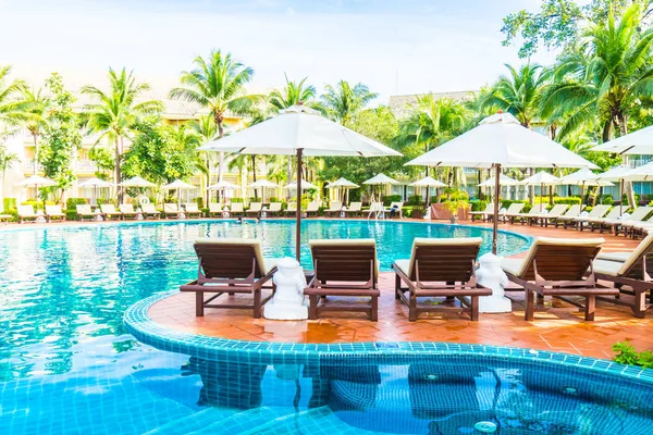 Sonnenschirm und Stuhl rund um das Schwimmbad — Stockfoto