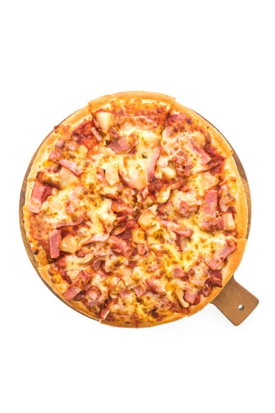 Pizza havaiana em placa de madeira — Fotografia de Stock