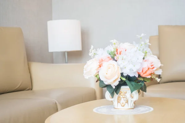 Bloemenvaas op tafel decoratie in woonkamer interieur — Stockfoto