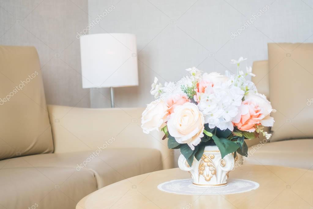 Blumen-Vase am Tisch-Dekoration im Wohnzimmer Bereich Interieur ... Blumen-Vase am Tisch-Dekoration im Wohnzimmer Bereich Interieur ...