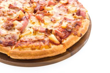 Ahşap plaka üzerinde Hawai pizza