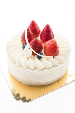 Vanilya kremalı pasta üstüne çilek ile