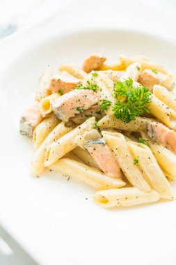 Penne carbonara makarna somon ile