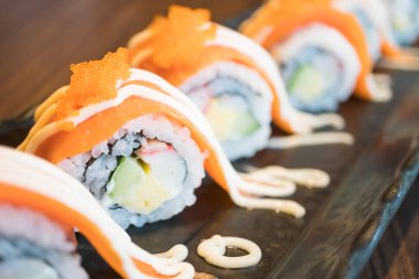 Somon suşi roll