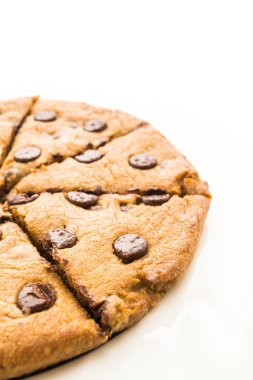 Beyaz tabak içinde çikolatalı kek kek