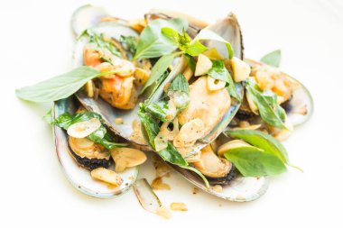 Kızarmış midye beyaz şarap ile 