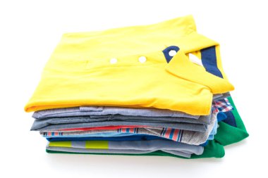 T gömlek ve Polo yığını