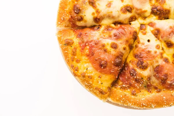 Пицца Пепперони на деревянной тарелке — стоковое фото