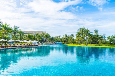 Şemsiye ve Yüzme Havuzu etrafında sandalye 