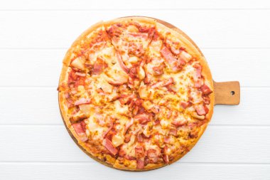 beyaz zemin üzerine Hawai pizza