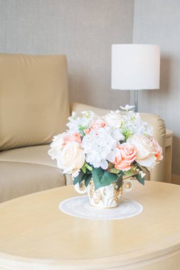 Oturma odasının iç tarafındaki masa dekorasyonuna çiçek vazosu.