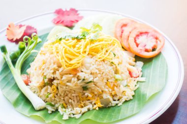 Kızarmış pirinç beyaz plaka