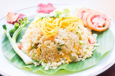 Kızarmış pirinç beyaz plaka