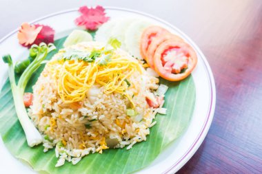 Kızarmış pirinç beyaz plaka