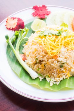 Kızarmış pirinç beyaz plaka