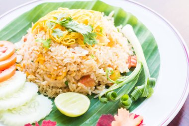 Kızarmış pirinç beyaz plaka