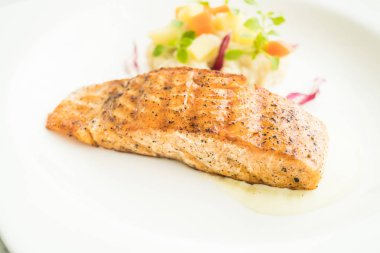 Beyaz tabak içinde somon steak