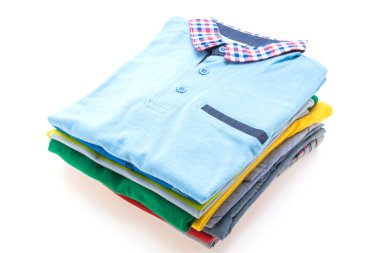 T gömlek ve Polo yığını