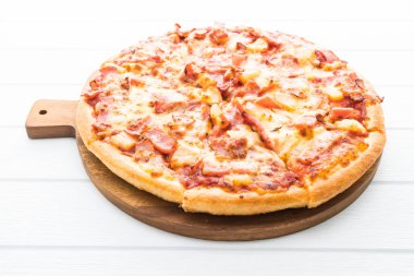 beyaz zemin üzerine Hawai pizza