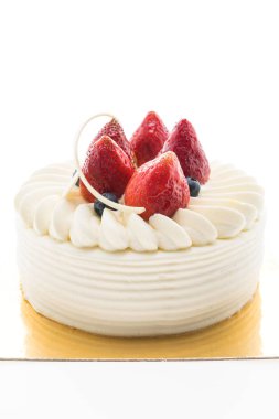 Vanilya kremalı pasta üstüne çilek ile