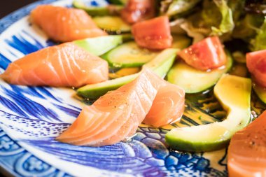 Avokado ile salata somon