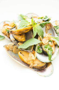 Kızarmış midye beyaz şarap ve fesleğen yaprağı 