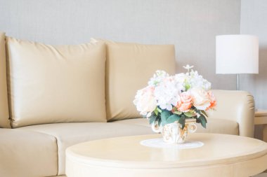 Oturma odasının iç tarafındaki masa dekorasyonuna çiçek vazosu.