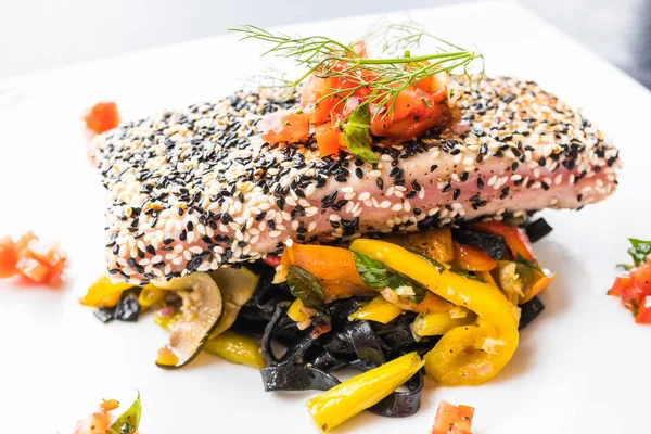 Bife de atum grelhado com macarrão e legumes — Fotografia de Stock