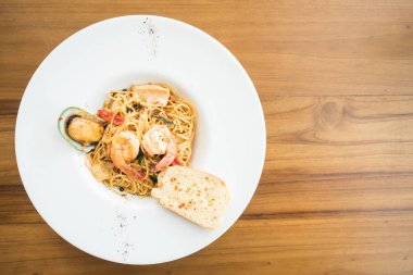 Beyaz tabak spagetti deniz ürünleri