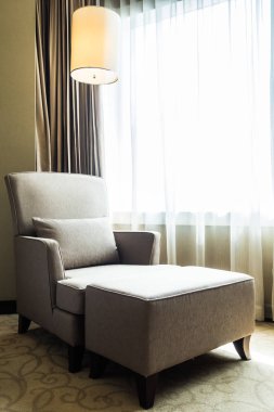 Oturma odasında kanepede yastık