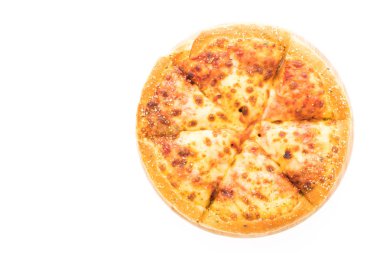 Peynirli pizza ahşap plaka üzerinde 
